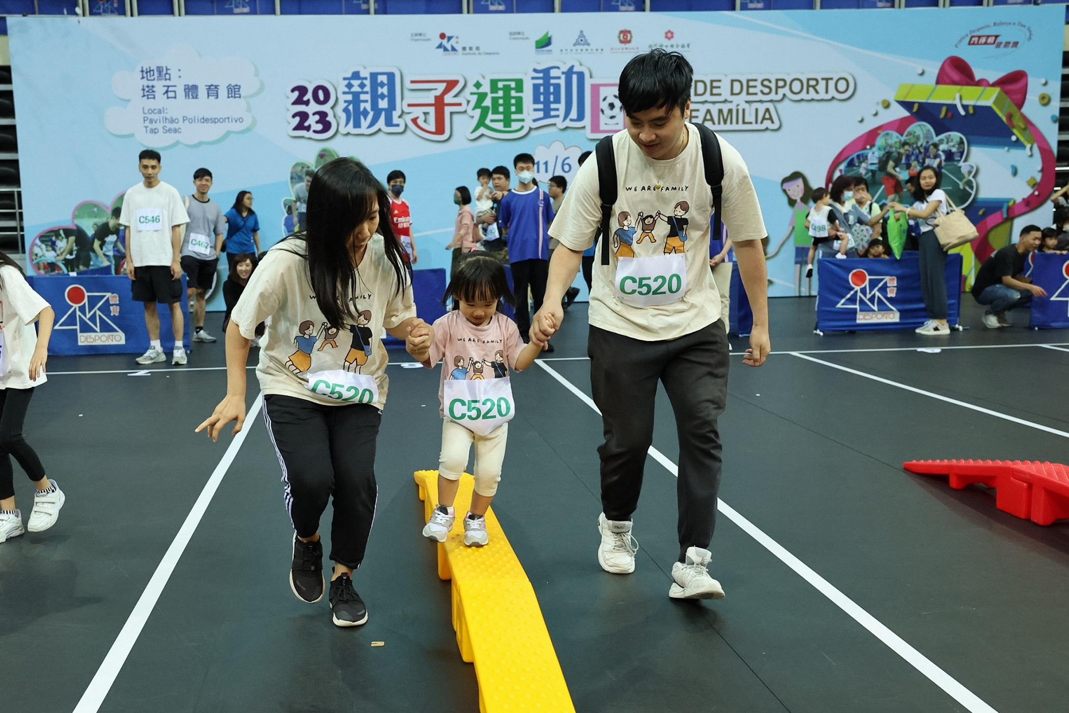 A9排球教練陳嘉熙一家人參與活動.JPG
