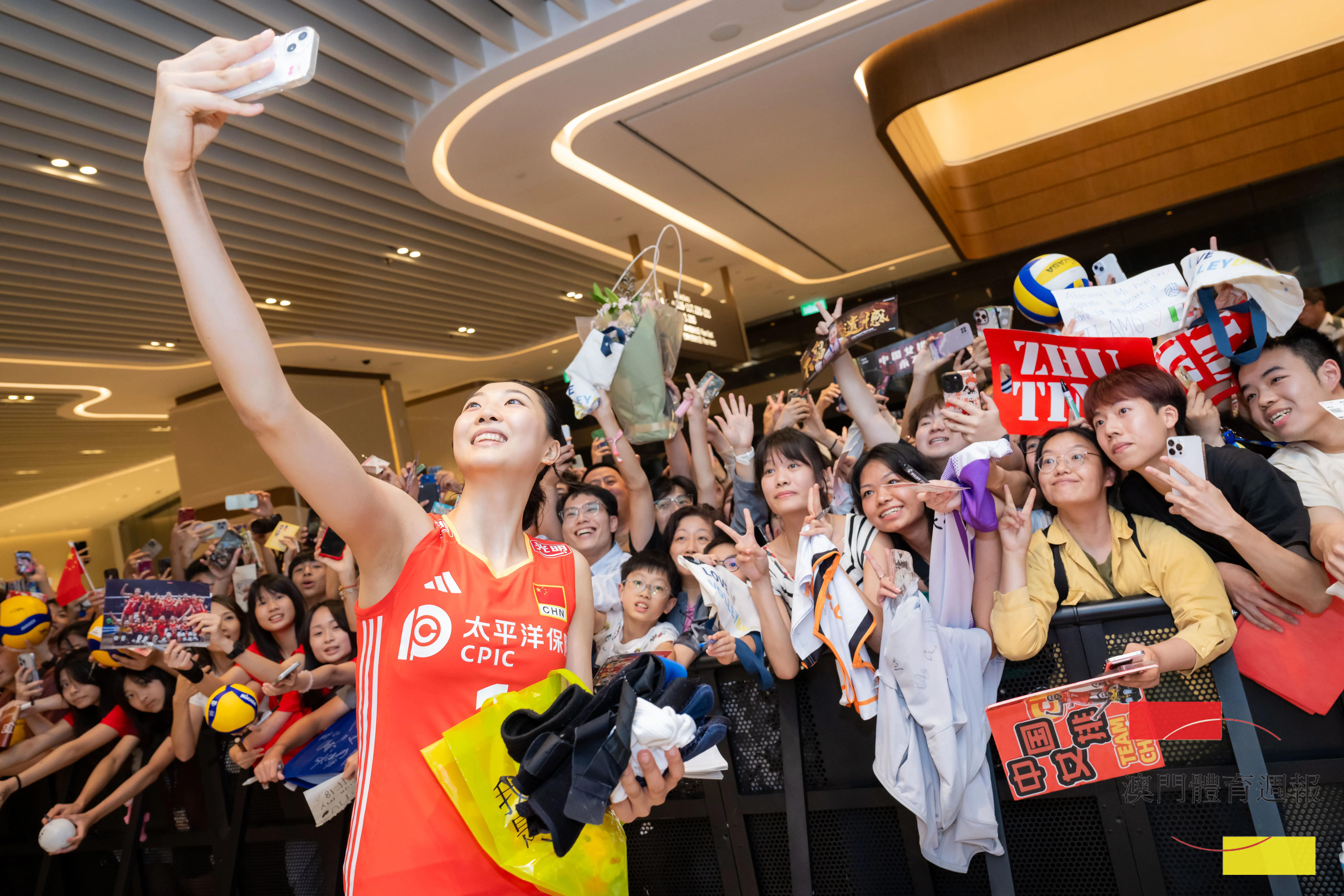 中國隊袁心玥與球迷合照1.jpg