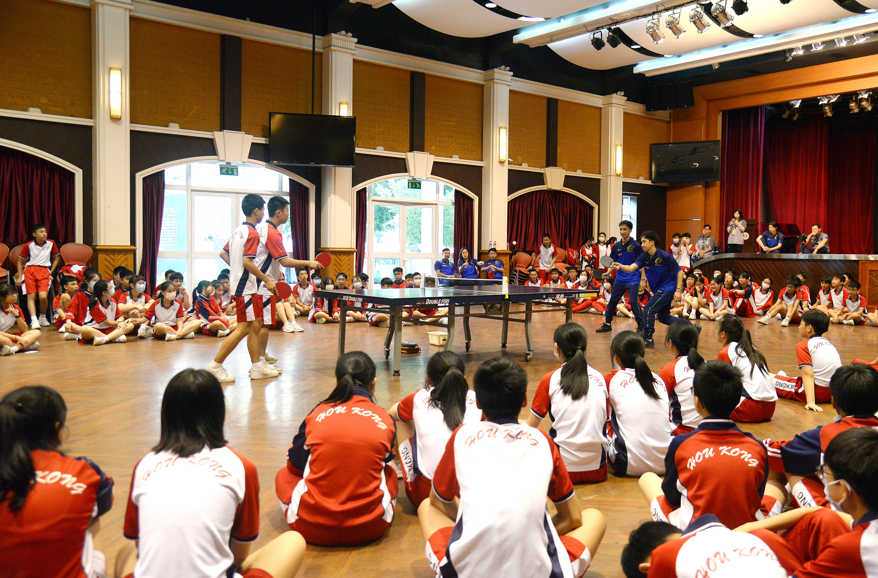 05活動走進校園與學生玩得開心.JPG