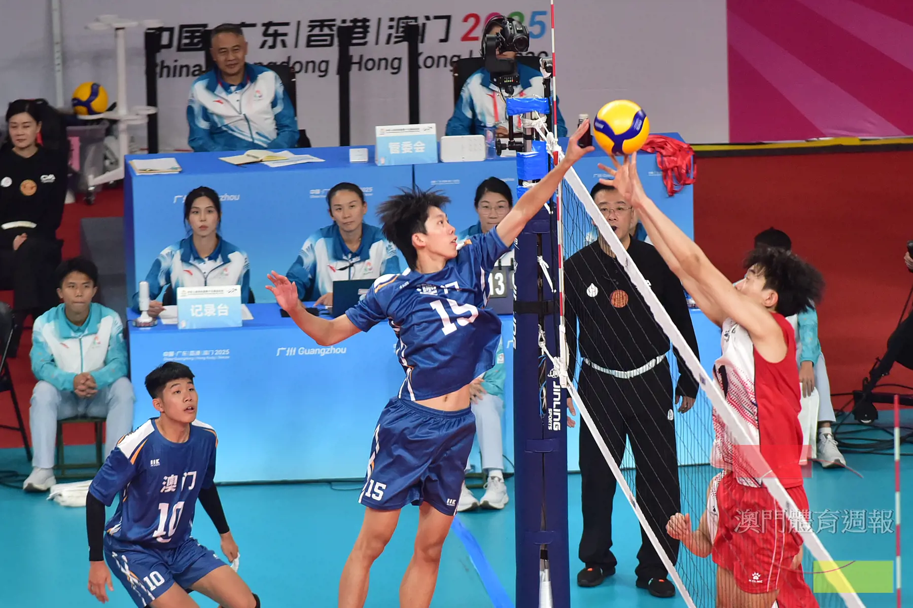 男排U20的吳泳滔與對手網上爭持.jpg