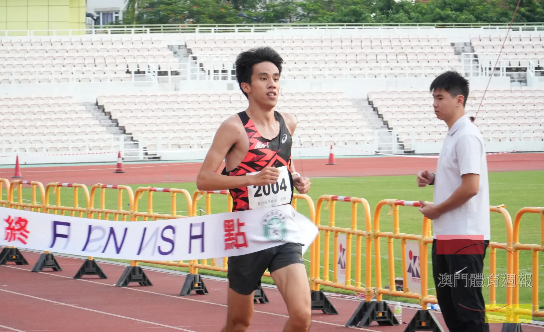 葉聖陶為首男子跑手衝線，取得男子公開組冠軍.jpg