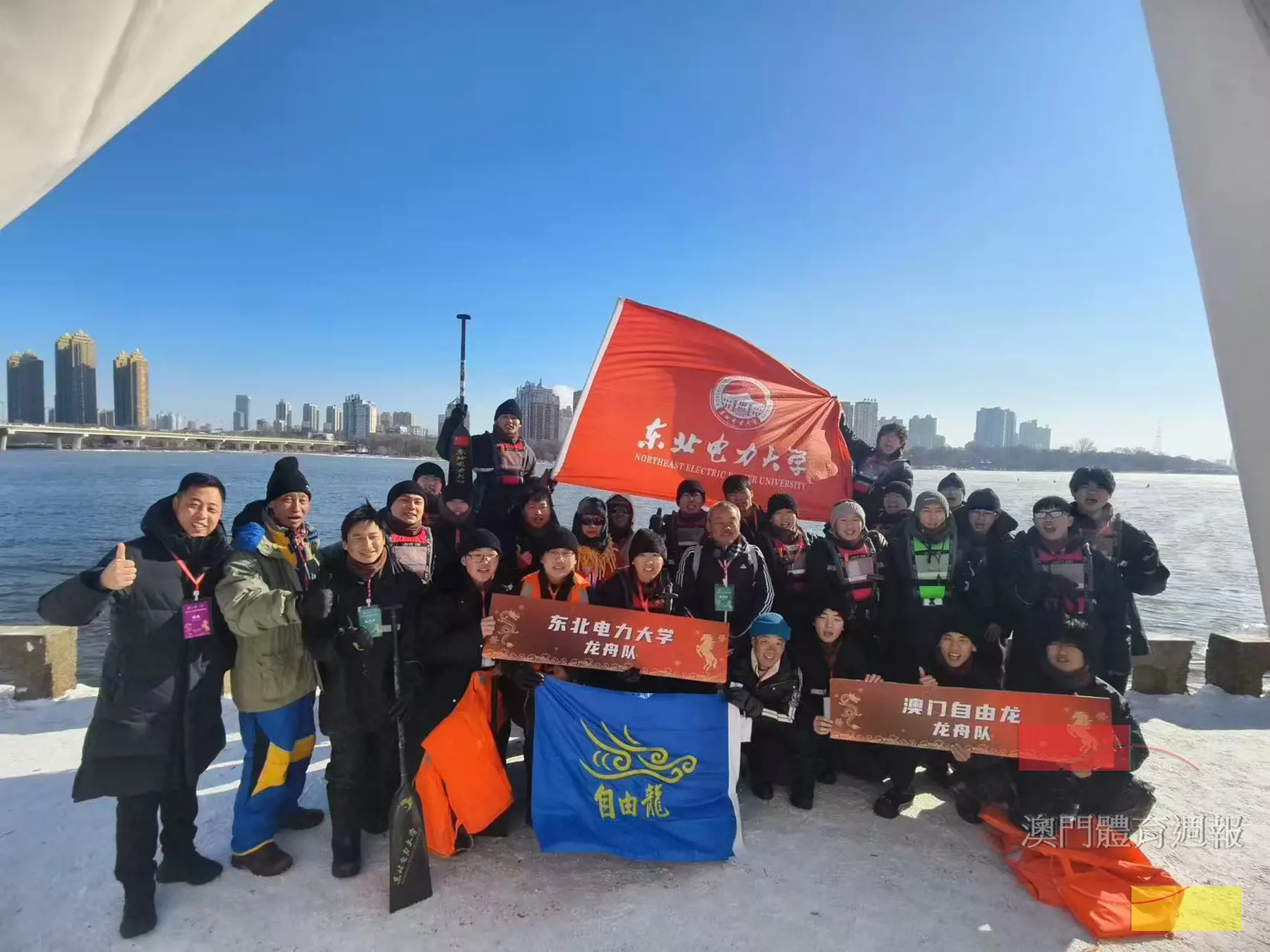 自由龍龍舟會與當地隊伍合影.jpg