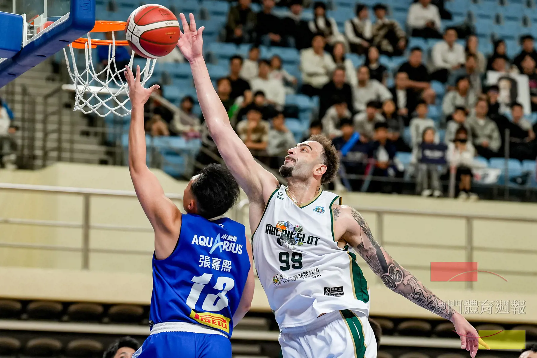 澳彩中鋒洛斯為球隊保護籃框.jpg