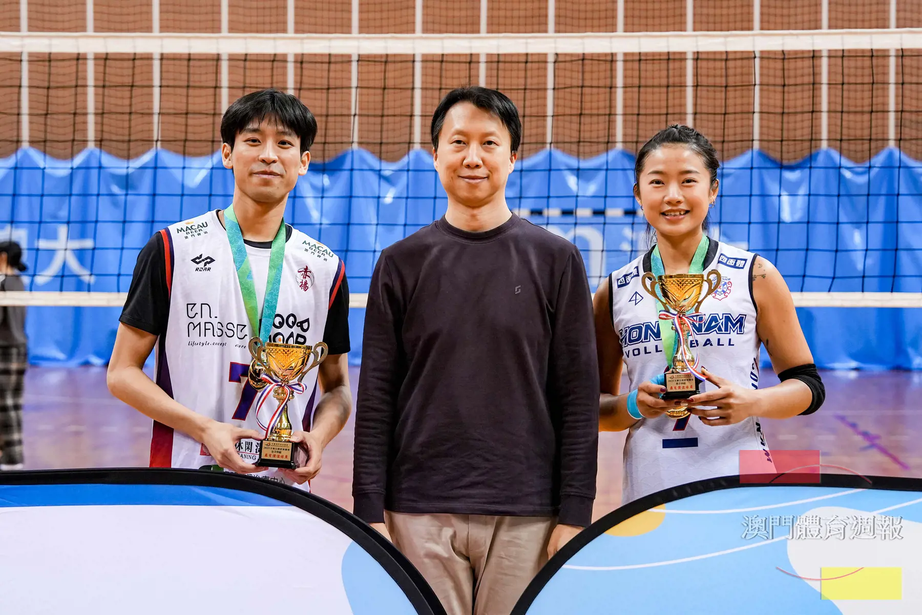 陳家誠及梁安盈分別獲得男甲及女甲最有價值球員獎項.jpg