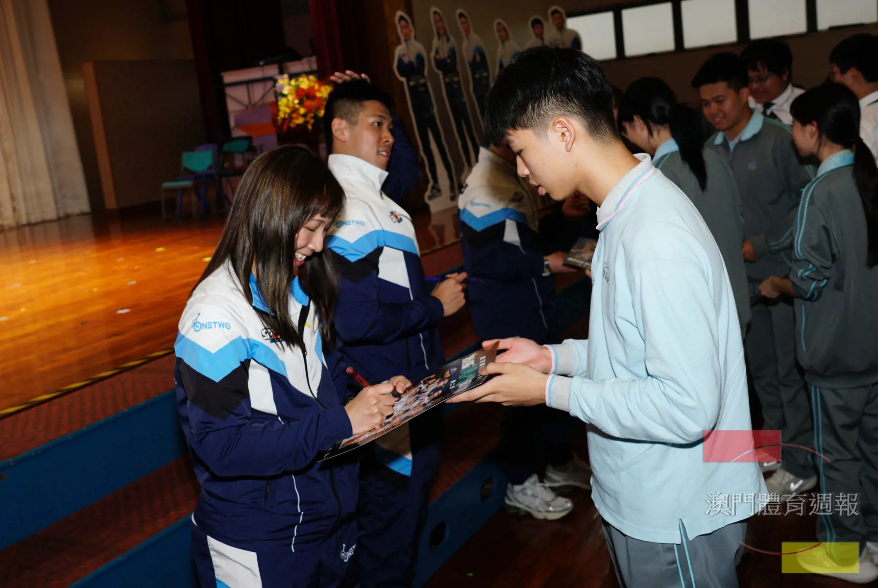 濠江英才學生向運動員索取簽名.jpg