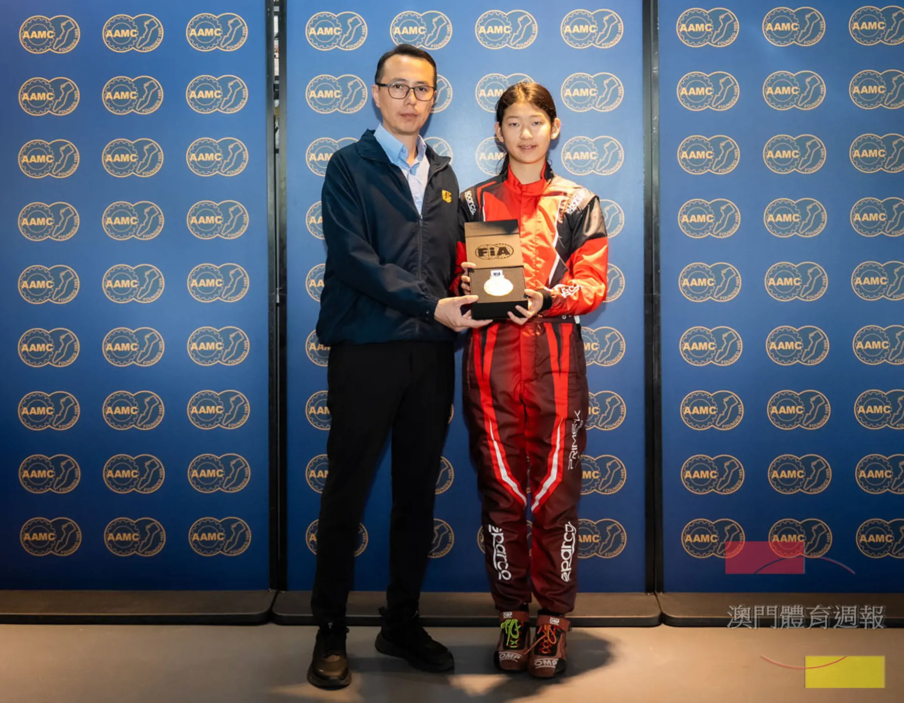 何比道頒授青少年組獎項予楊雨彤.jpg