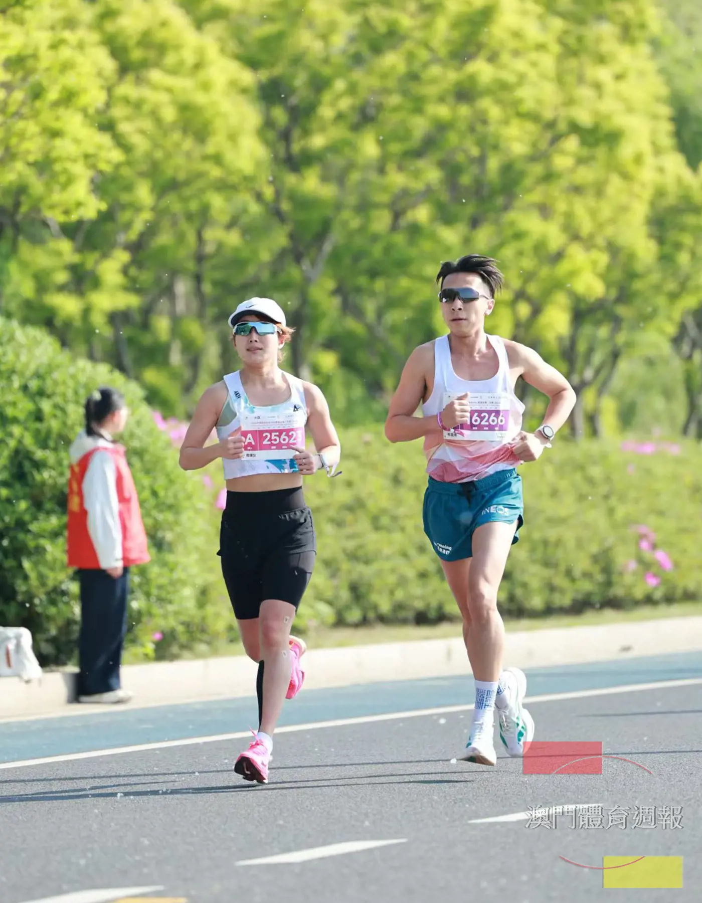 澳門跑手周健儀（左）與教練岑顯揚參加中國田徑協會十公里精英賽.jpg
