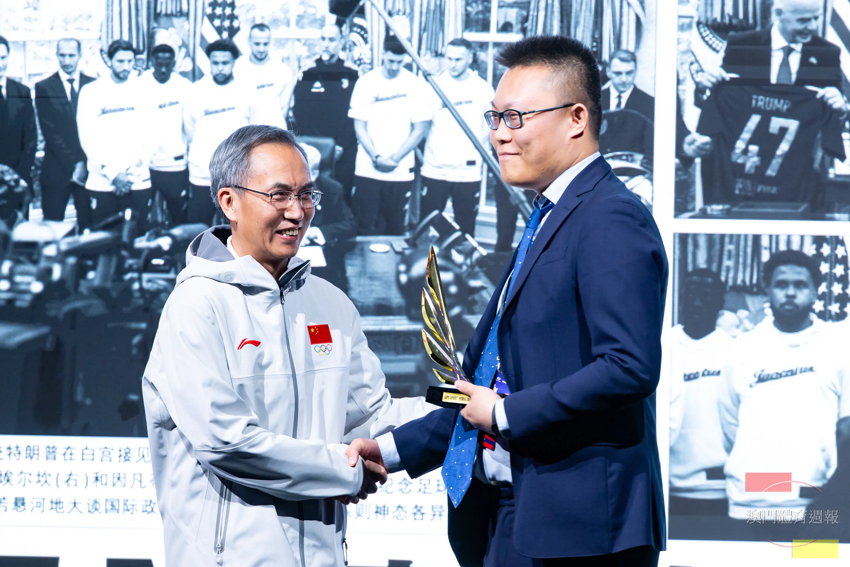 沈天浩(右)在文字類體育專欄組別獲金獎，從頒獎嘉賓國家體育總局宣傳司司長高超接過獎項.jpg