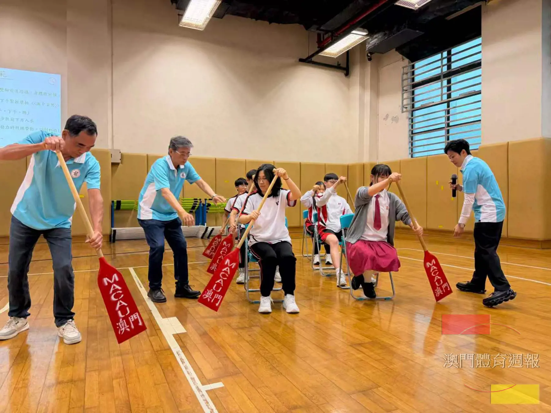 學生嘗試使用龍舟槳.jpg
