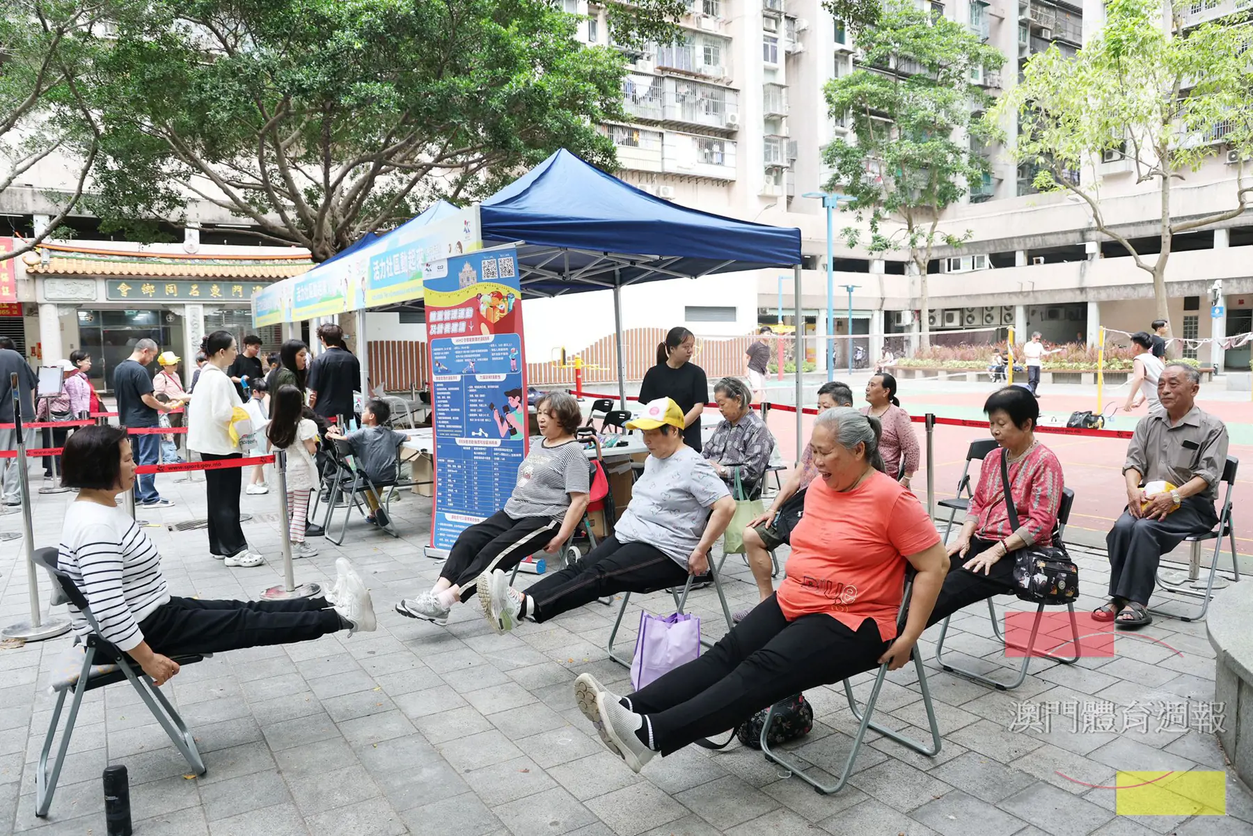 居民跟隨指示舒展筋骨.jpeg