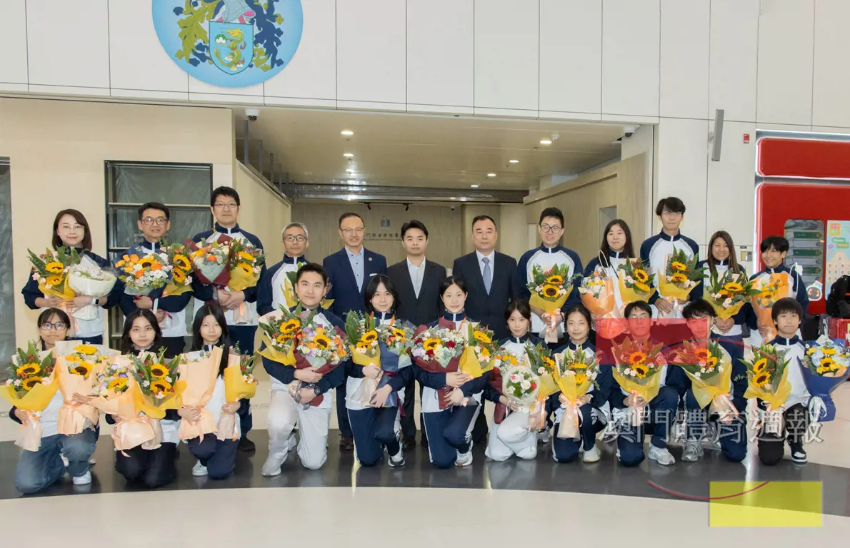 教青局副局長丁少雄迎接澳門學界代表隊凱旋而歸.jpg
