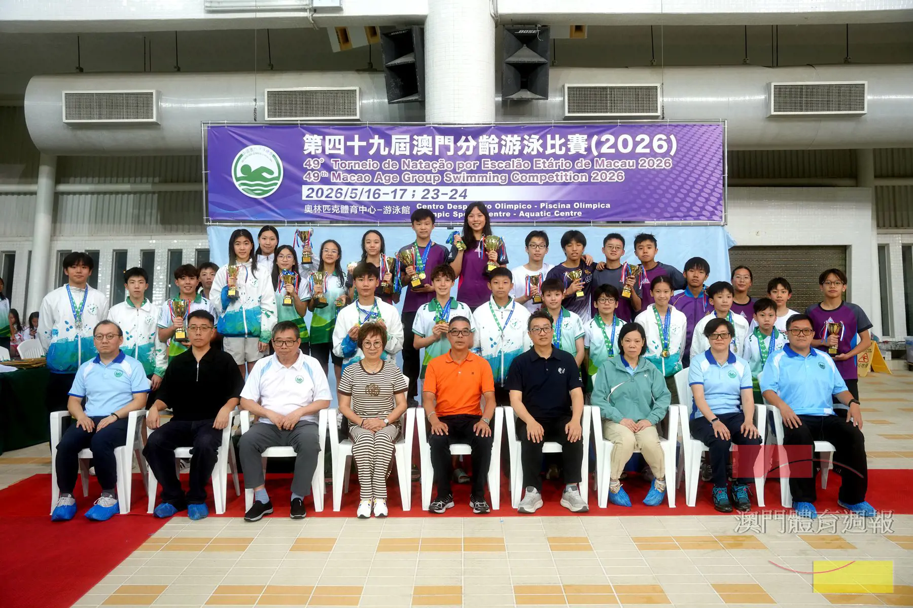 得獎運動員與泳總行政人員及嘉賓合照.jpg