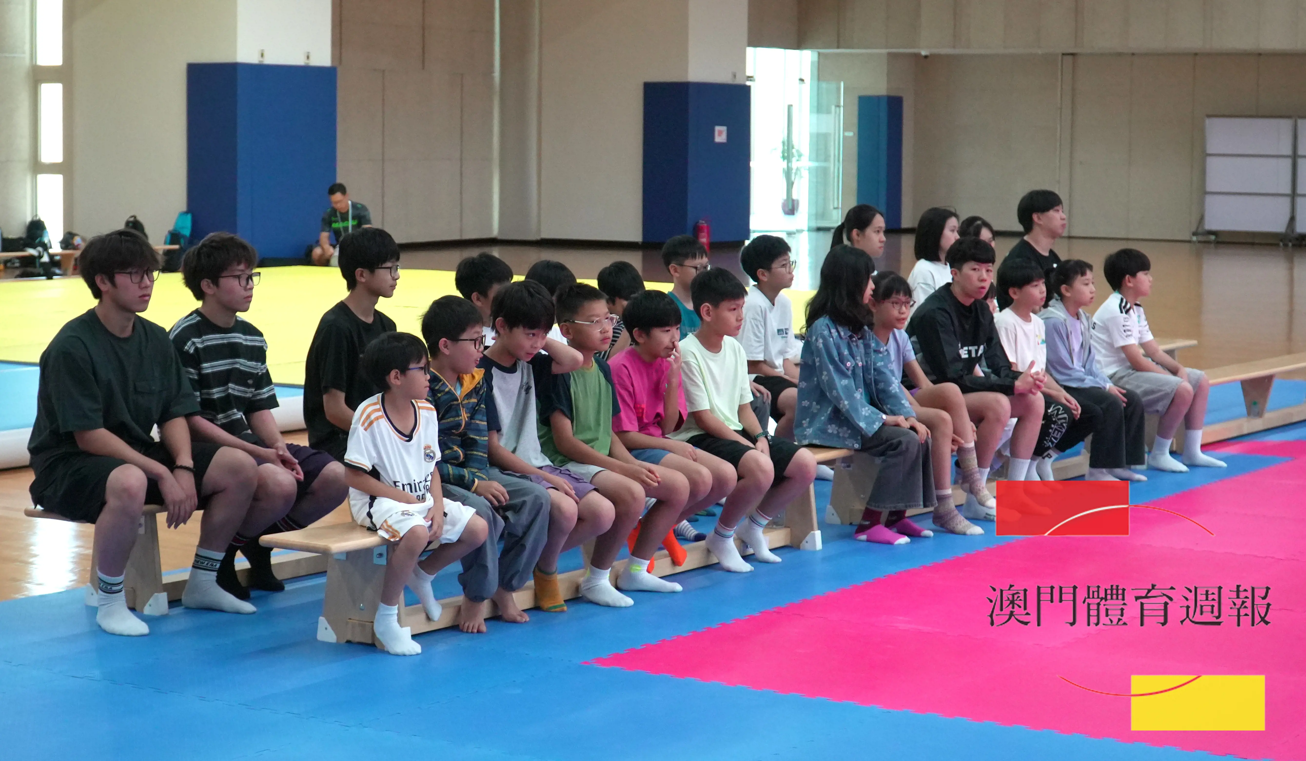 青年跆拳道小將細心觀摩集訓隊隊員訓練情況.JPG