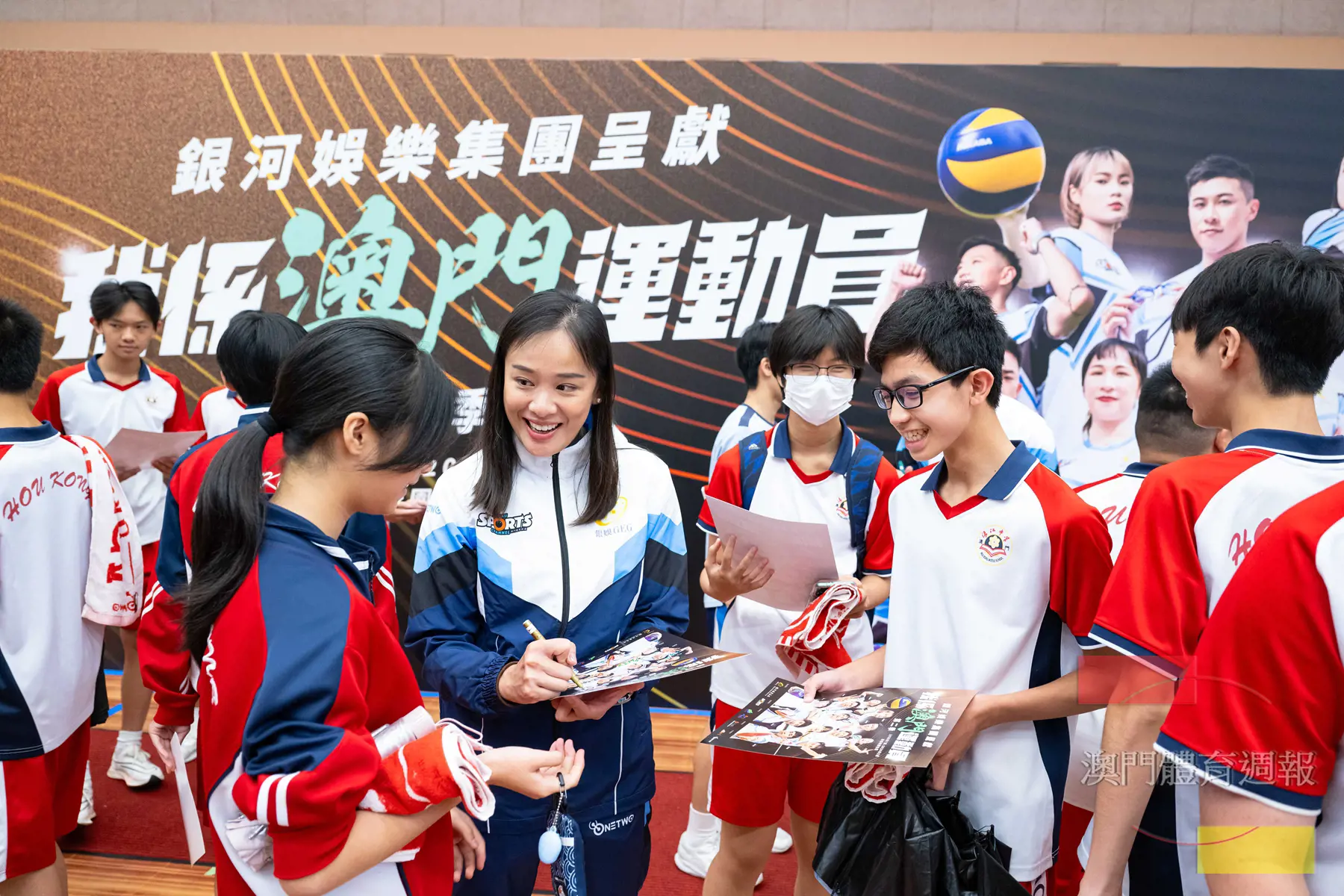 兼任開幕禮司儀的歐陽善盈受學生們歡迎2.jpg