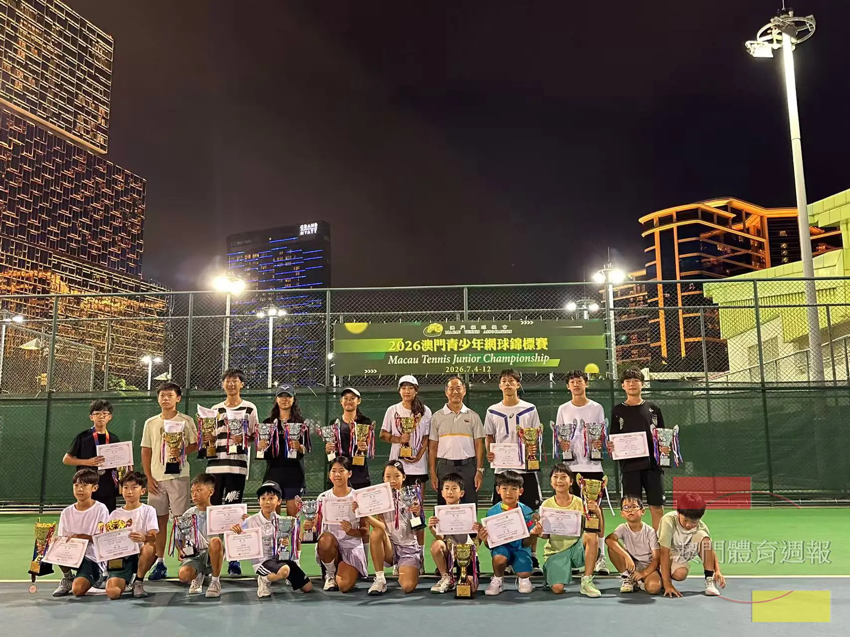 2026澳門青少年網球賽落幕，各組獲獎球員與頒獎嘉賓合照.jpg