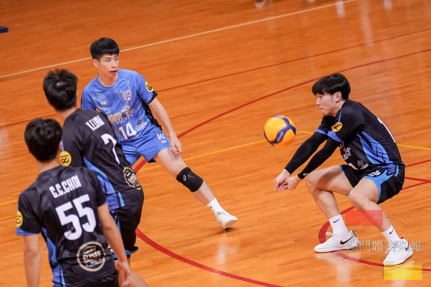 紅藍2防守相當集中.jpg