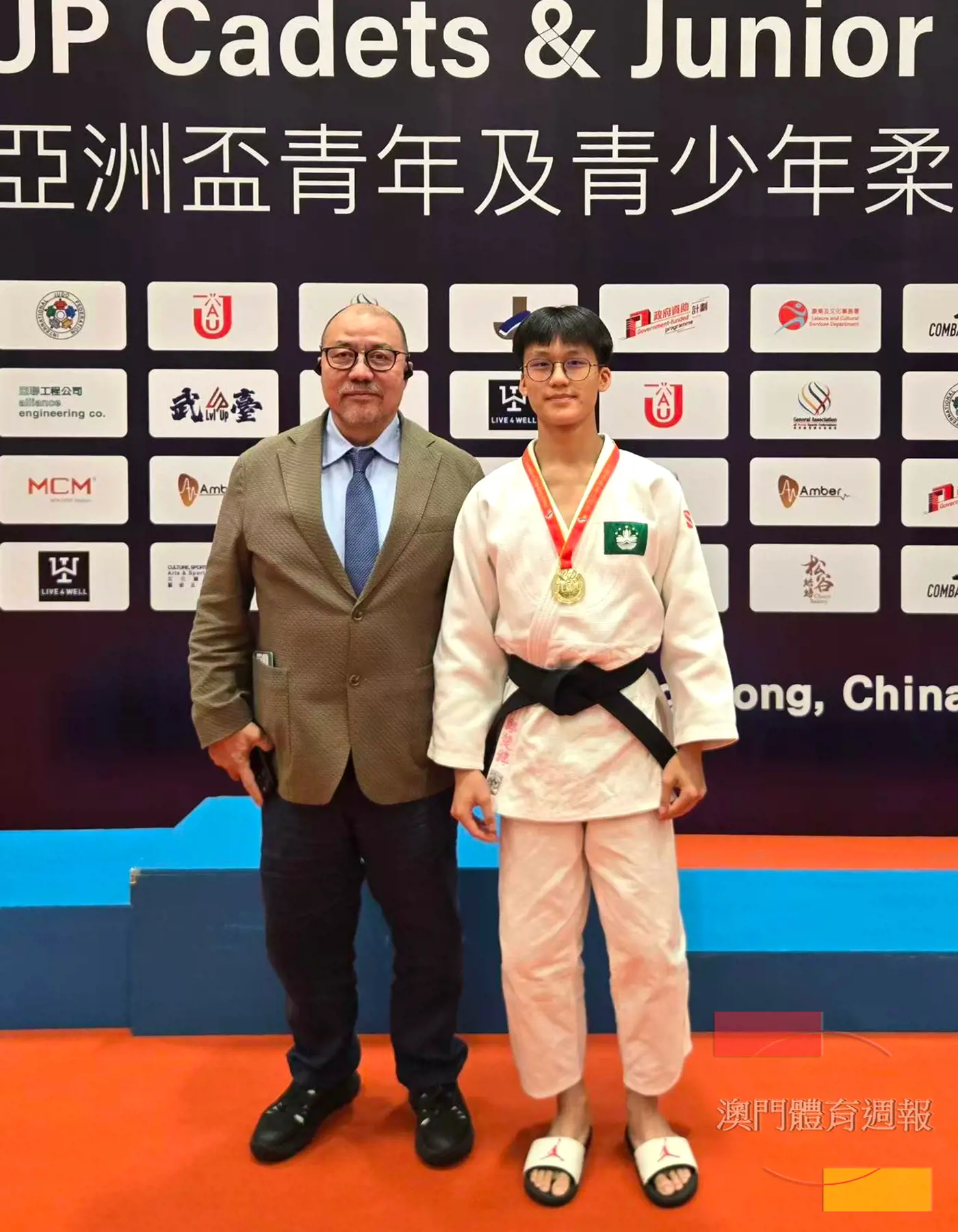 得獎運動員與澳門柔道協會理事長謝廣漢合照.jpg