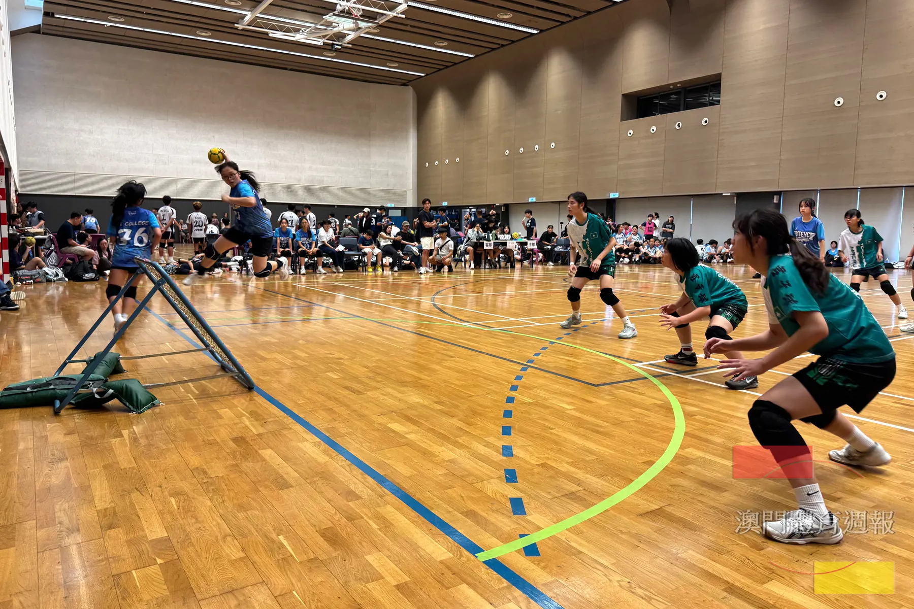 澳門U19女子隊（綠衫）專注應戰.jpg