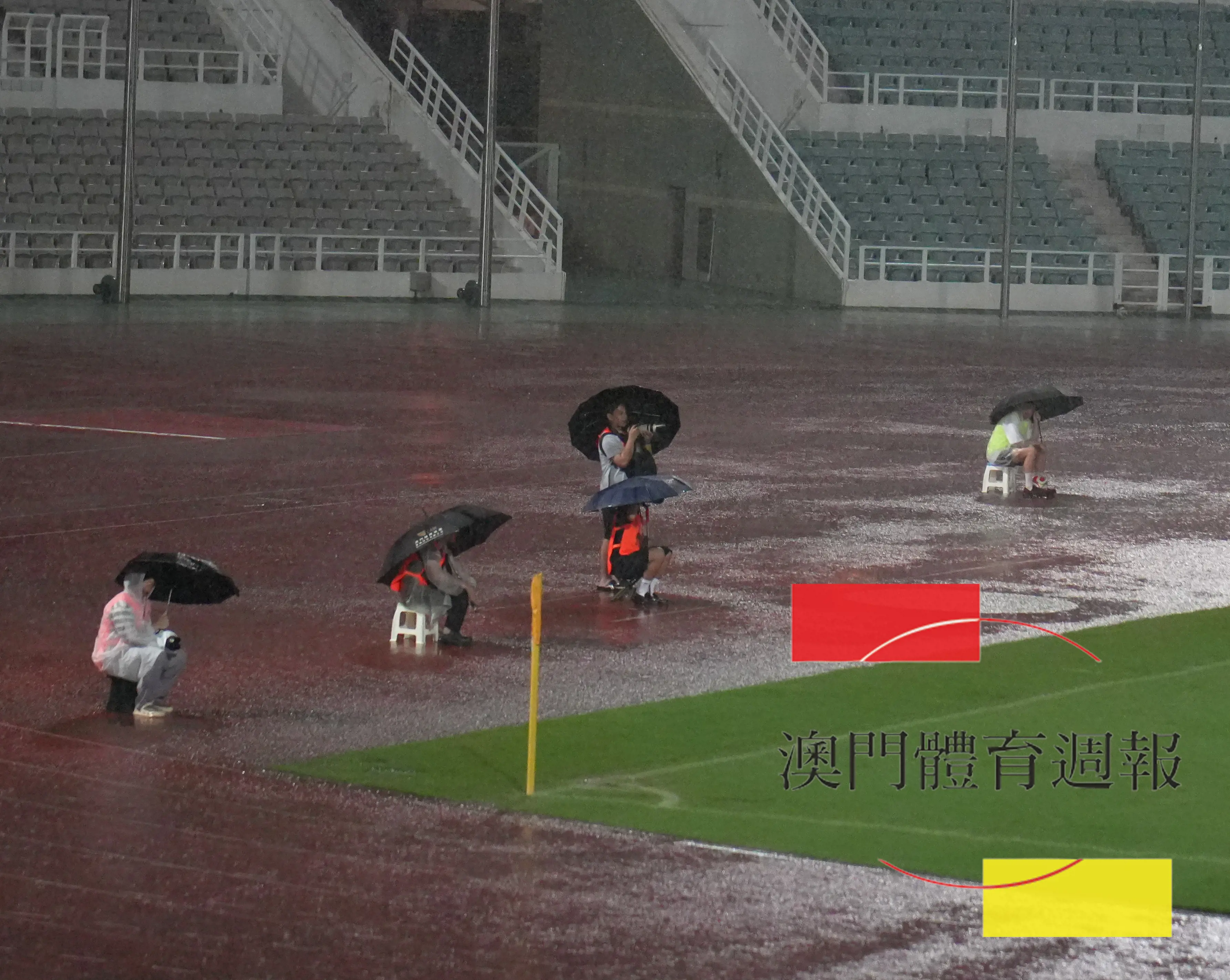 縱使全場大雨，傳媒記者及工作人員全程堅守崗位。.JPG