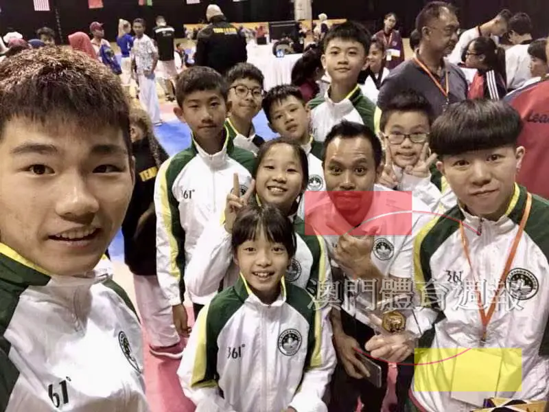 B2  劉懿瑩(中)從小與大伙兒共同練習跆拳道長大.jpg