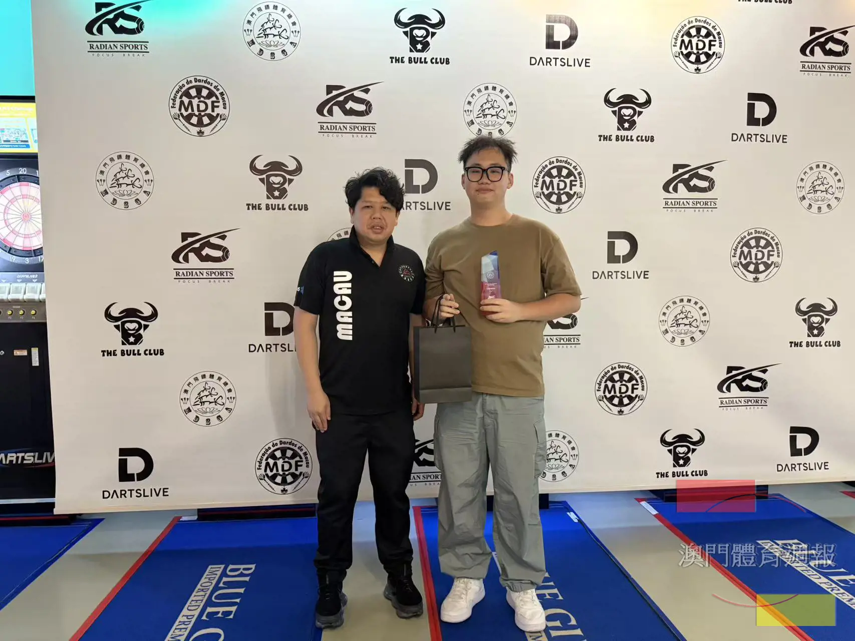 阮永祺(左)向獲奬選手頒發獎項.jpg