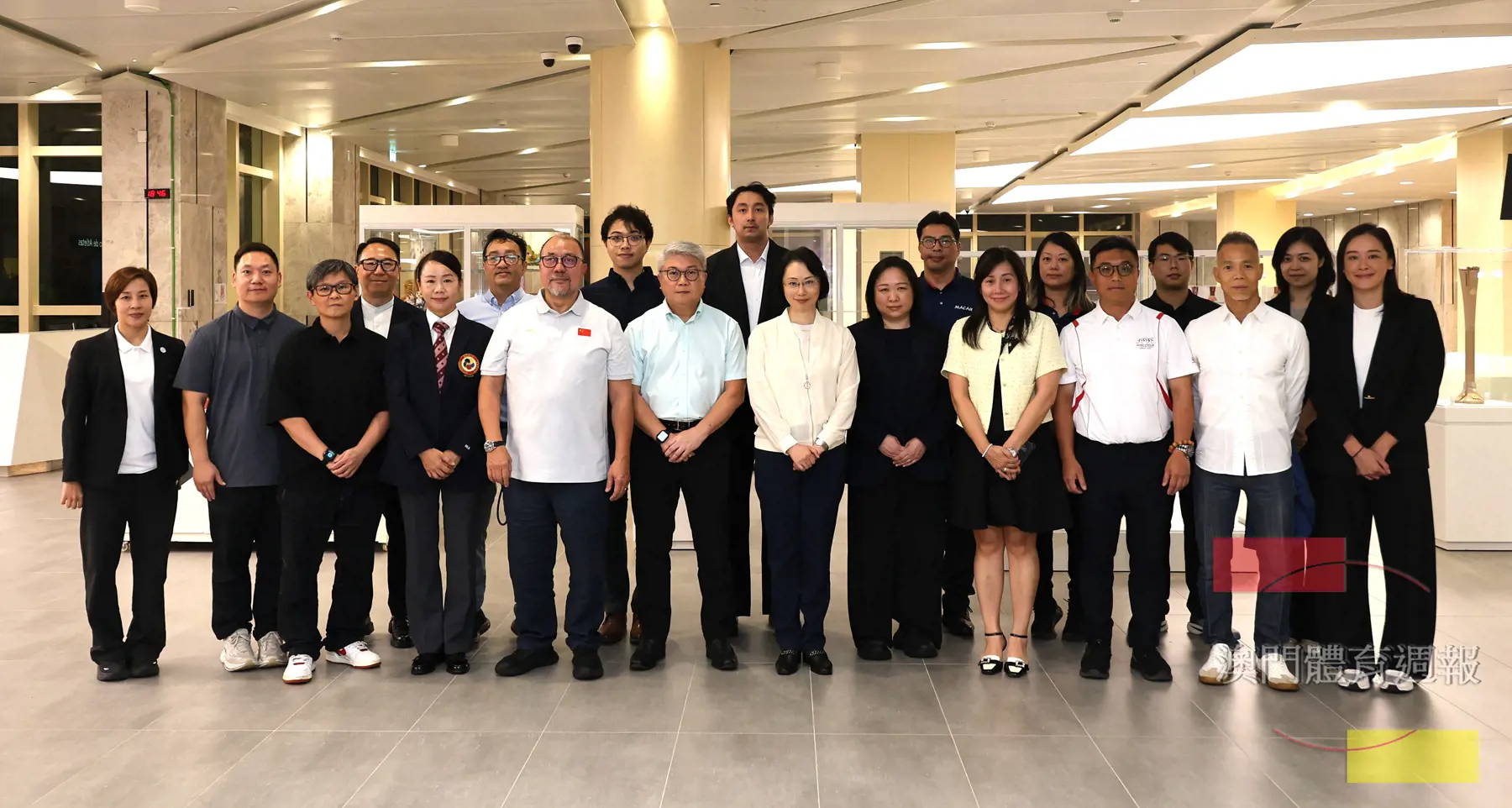社文司司長柯嵐（前排右6）、體育局代局長李詩靈（前排右5）、澳門代表團團長潘永權（前排左6）等與各項目技術官員交流.jpeg