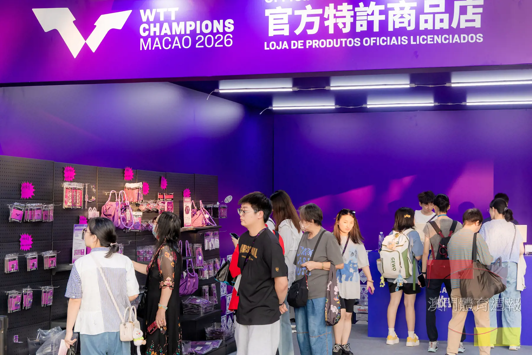 球迷選購官方紀念品.jpeg