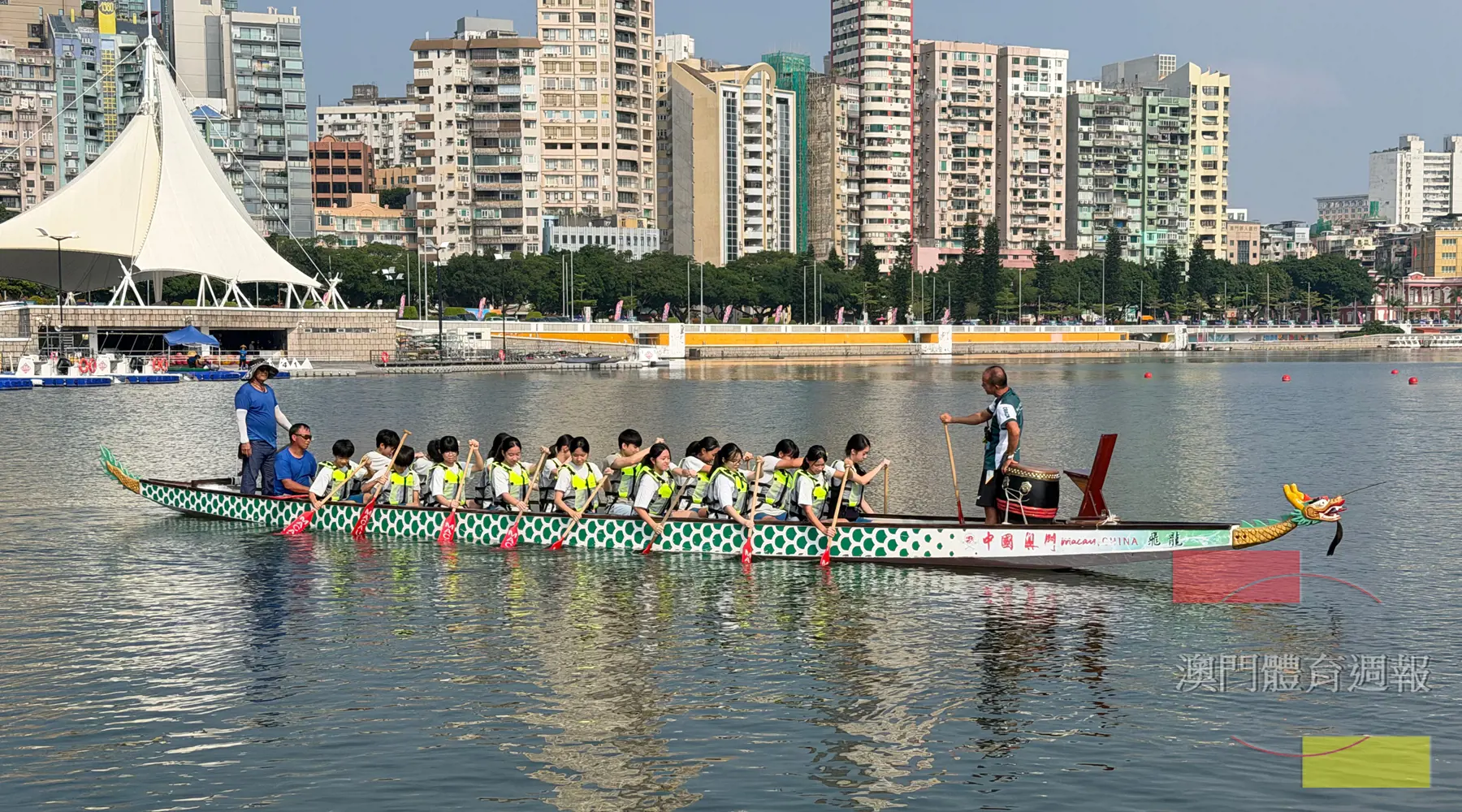 同學們分組登上龍舟齊心協力划動船槳.jpg
