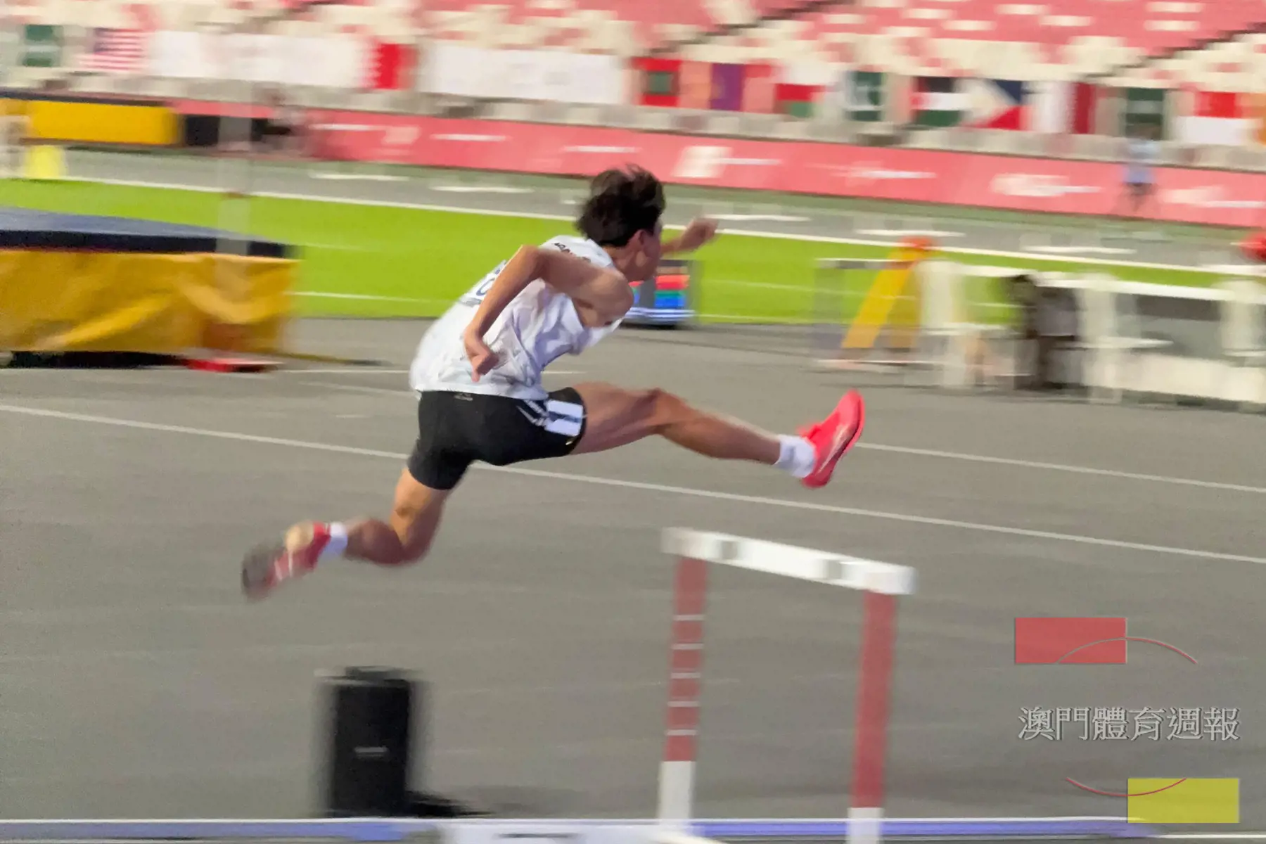 黃逸軒(第一線)於男子400米跨欄賽事決賽B.jpeg