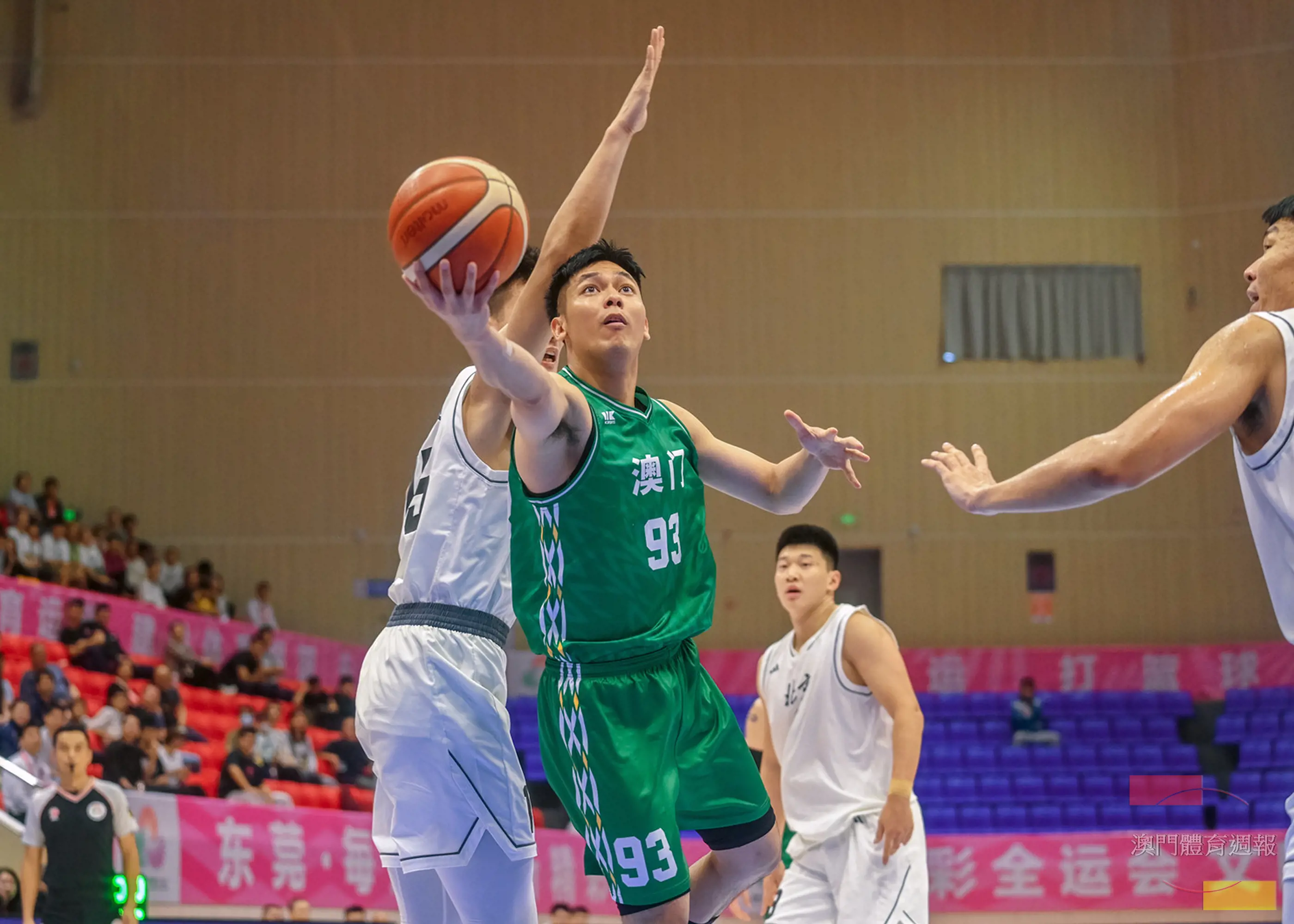籃球隊主力羅協銘(中)上籃.jpg
