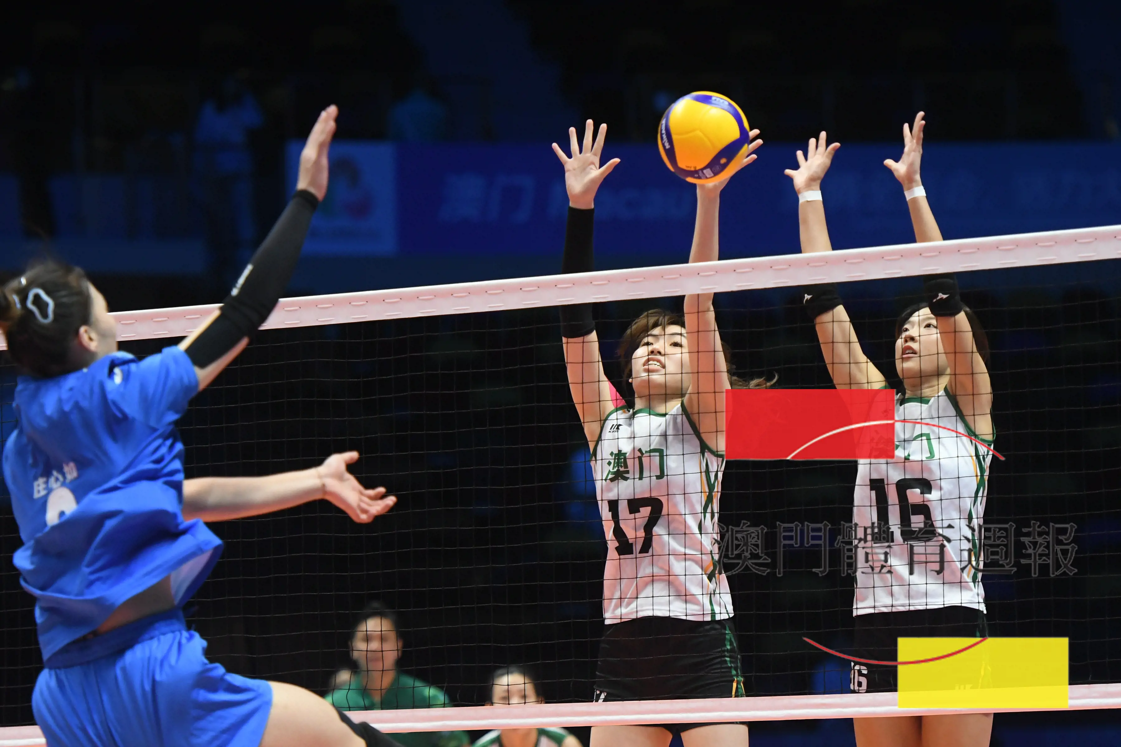 澳門女排盡力攔截雲南隊的進攻.jpg