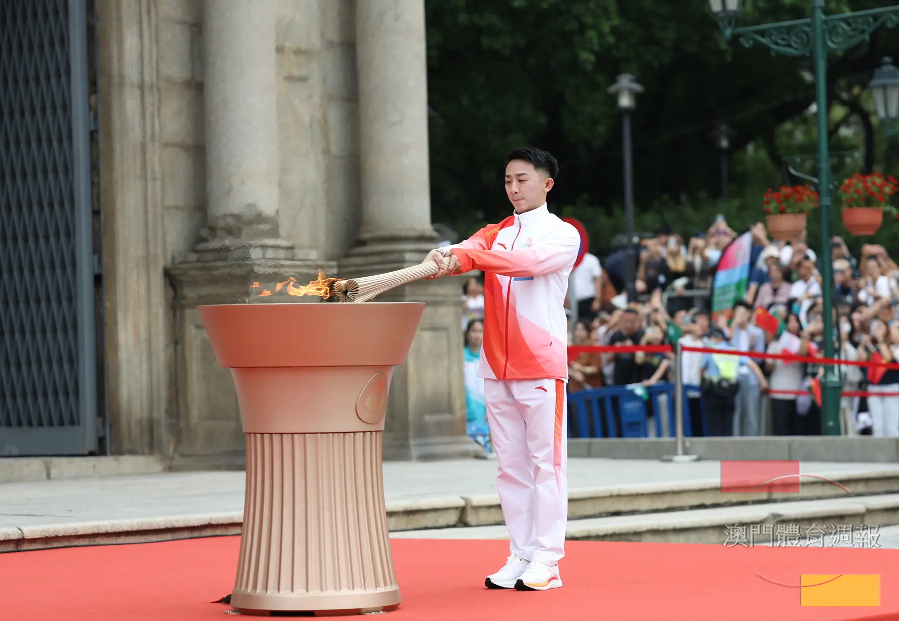 第50棒火炬手郭建恆點燃火種盆（新華社）.JPG