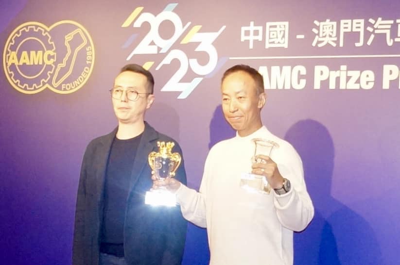 理事長何比道頒獎.jpg