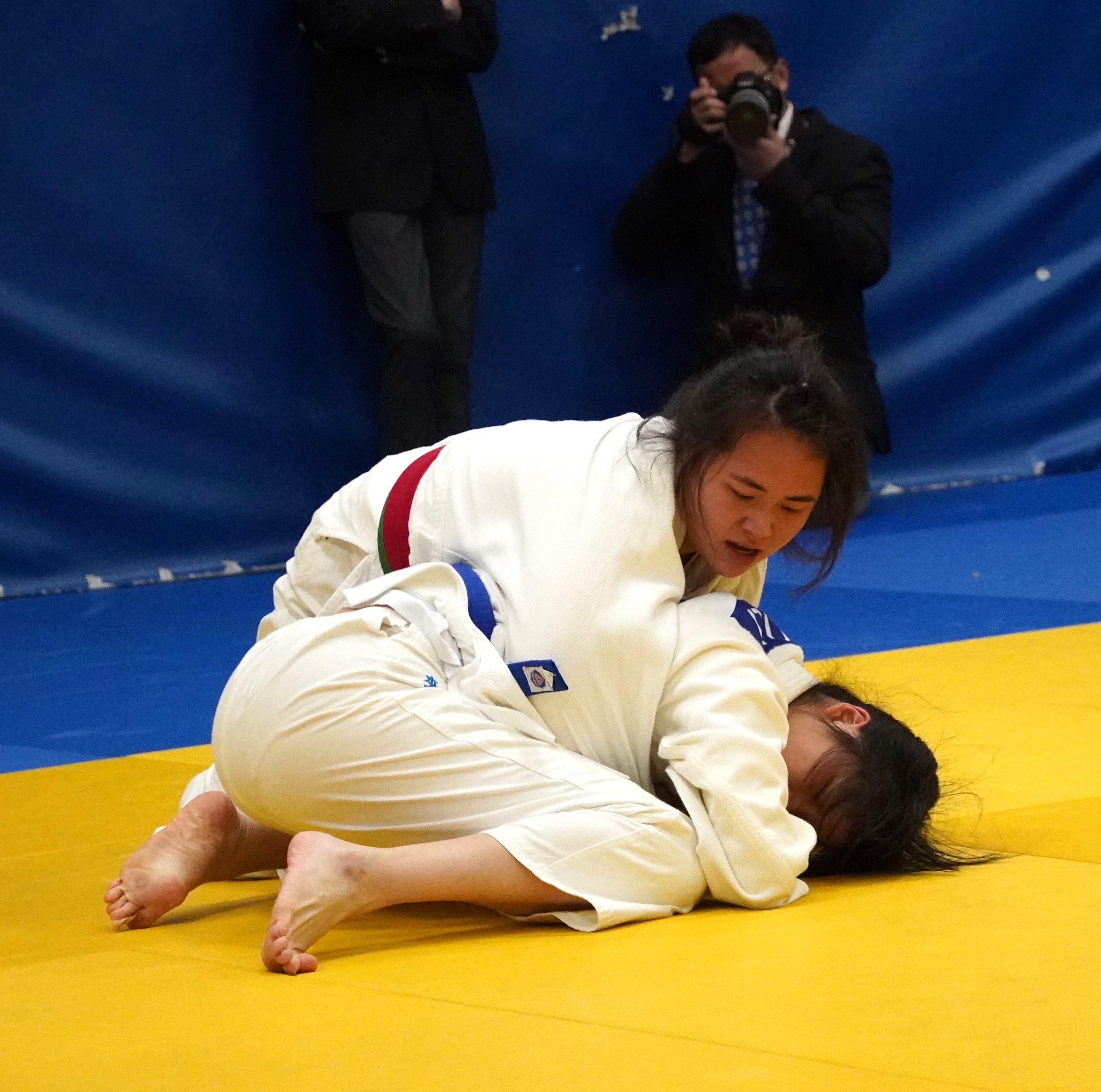 邱家儀（上）與李樂怡在-70Kg賽事，要鬥到黃金得分近８分鍾才才分出勝負。.JPG