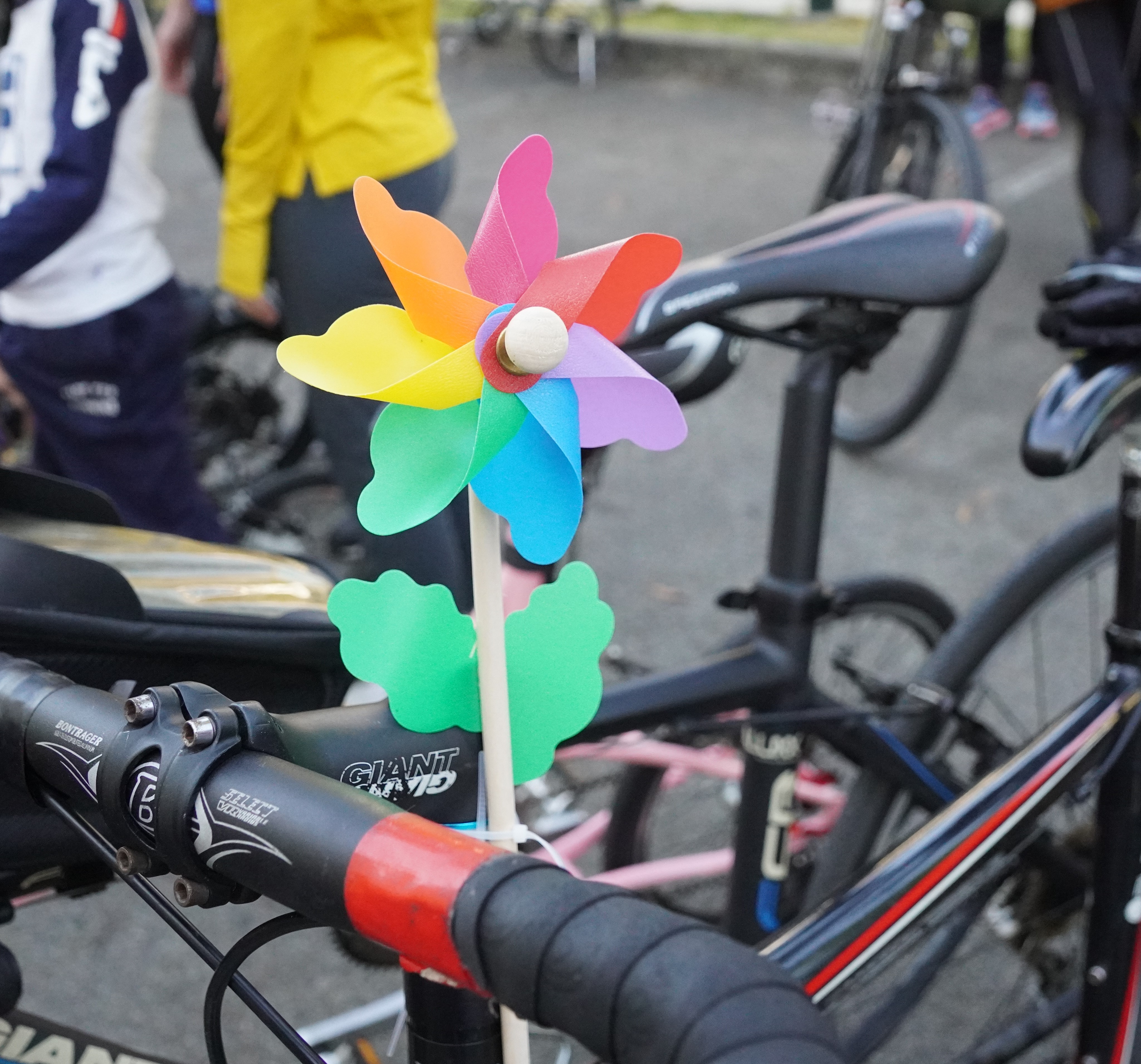 每部單車都掛上一個風車，祝願大家轉大運。.JPG