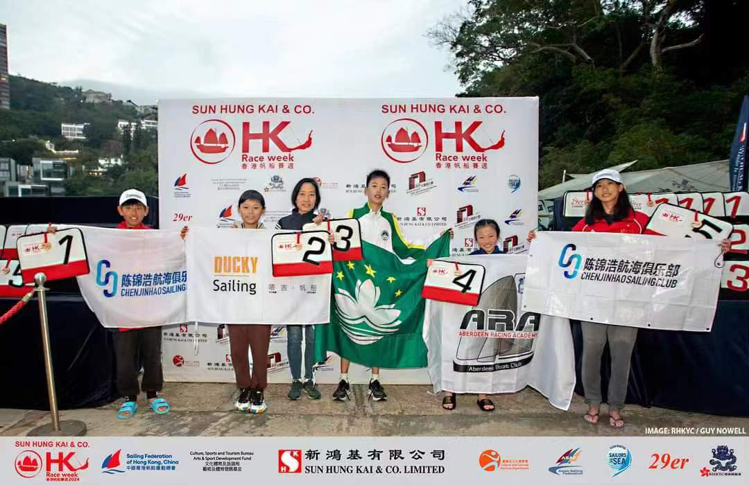 魯慕禹聯同其他得獎健兒與香港帆船運動總會主席合照.jpg