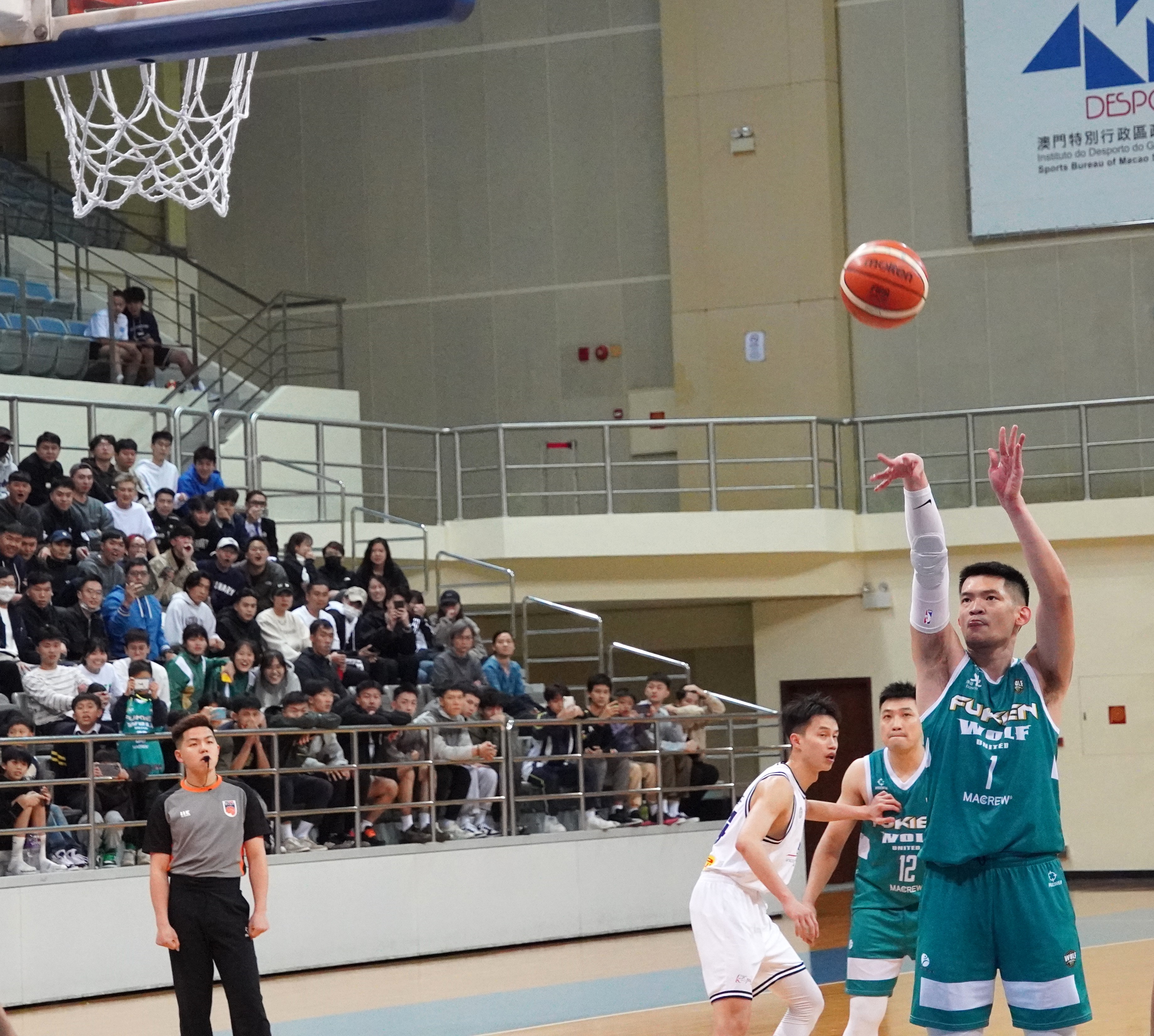 黎家棟完場前五秒投出致勝的罰球。.JPG