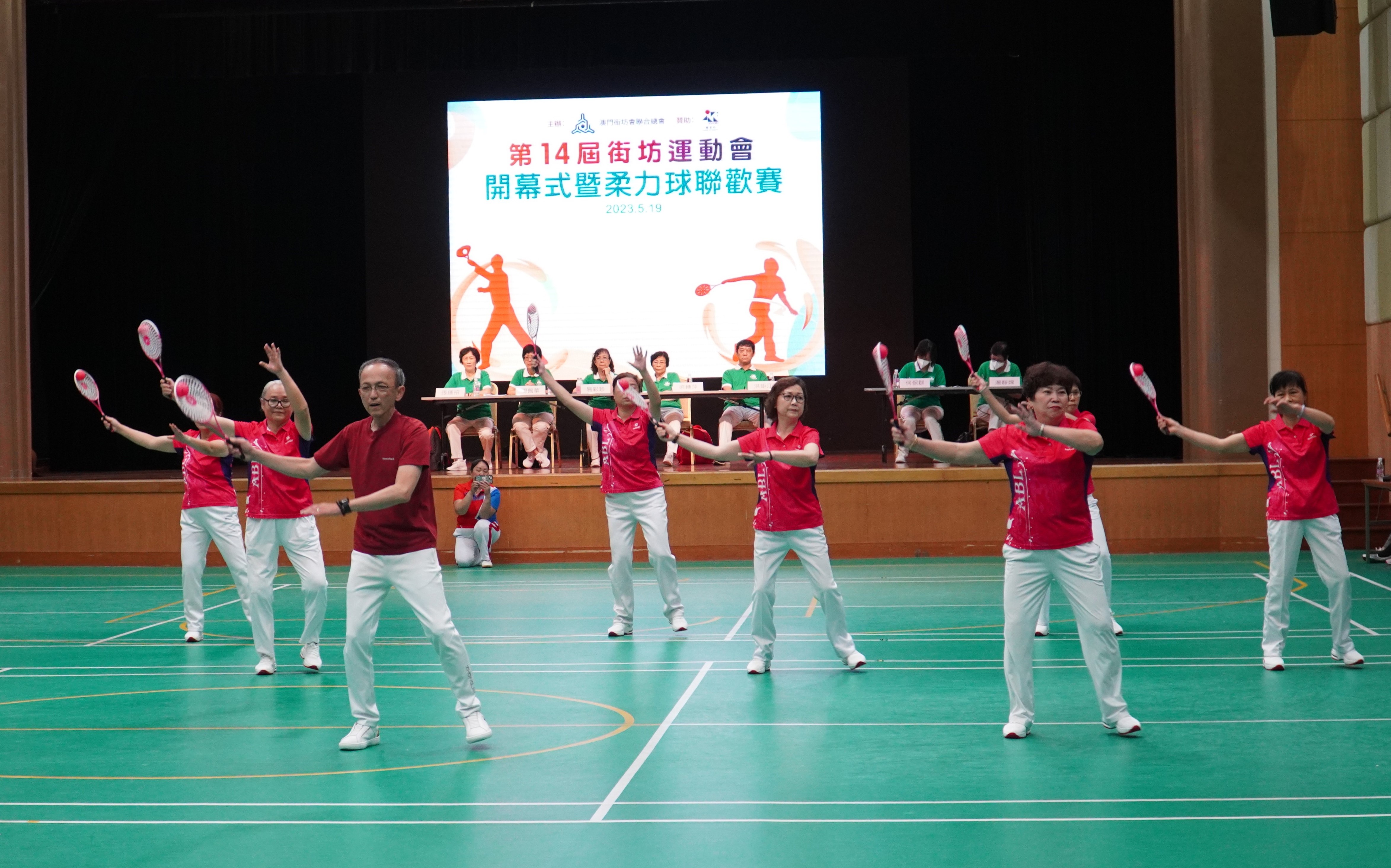 下午舉行的柔力球聯歡賽共有11支隊伍角逐.JPG