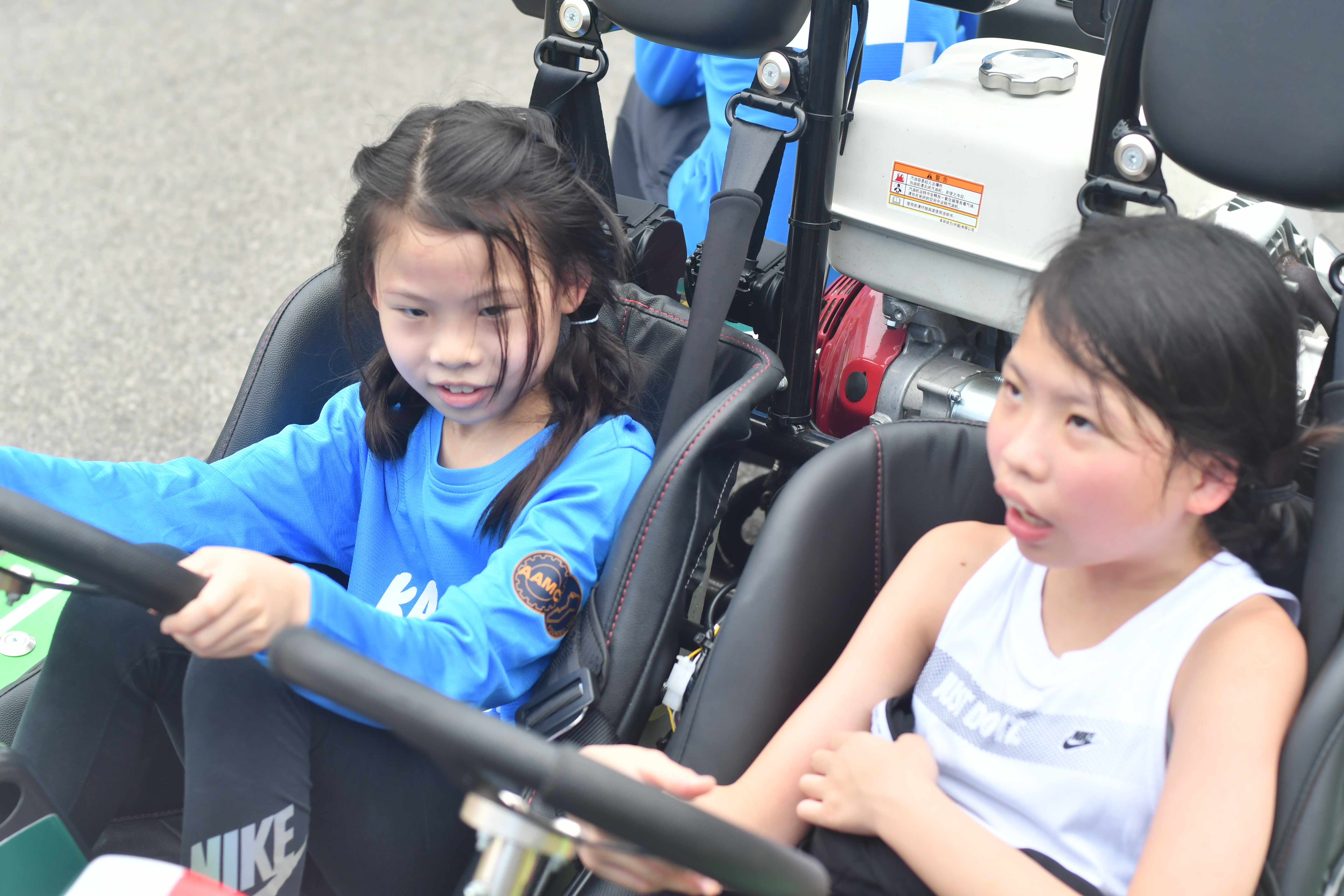 B3  吳小姐兩名寶貝女，對賽車亦產生濃厚興趣。.JPG