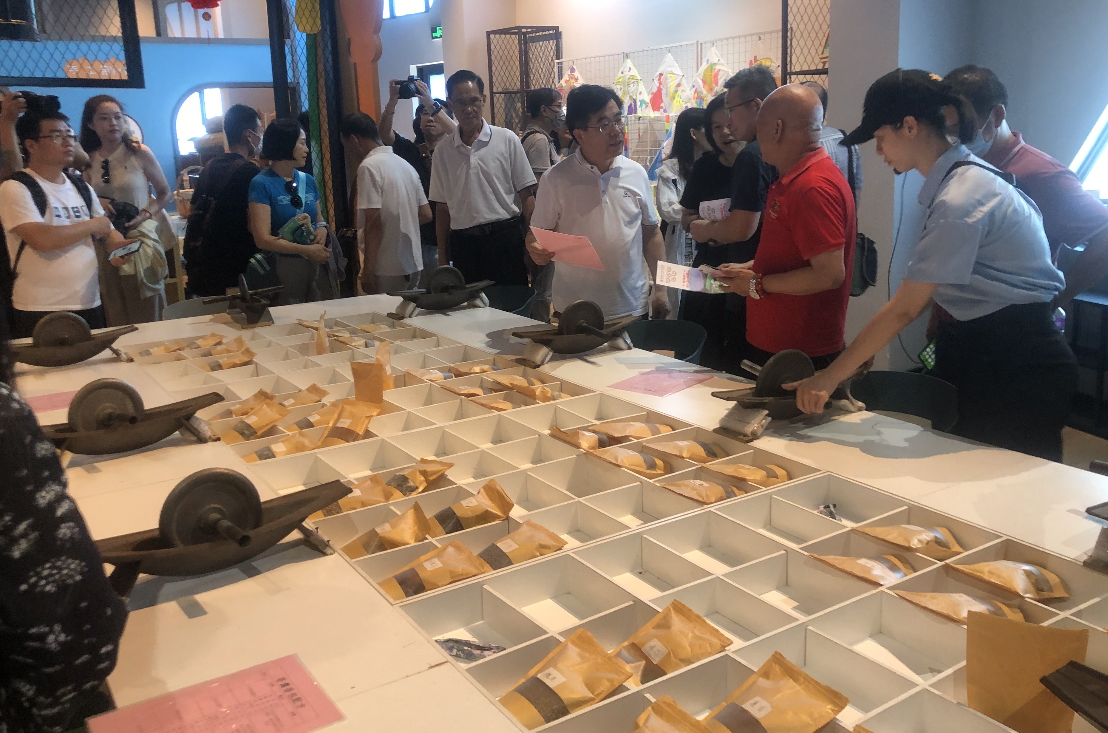 百草園內團員了解各中醫藥制作過程.jpg